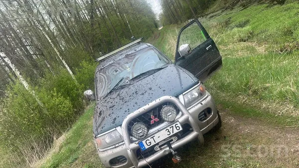 Mitsubishi Pardodas isklaižu mašīna aprīkota ar Dubļu riepām 