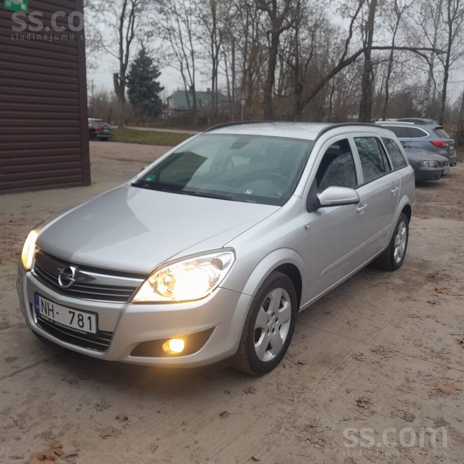 Opel Pardodu opel station wagon ar skati gandriz uz gad