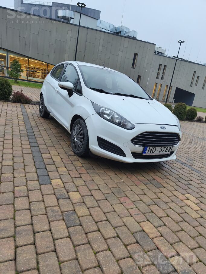 Pārdodu uzticamu un ērtu Ford fiesta 2014, piemērotu ikdienas lietošanai.
