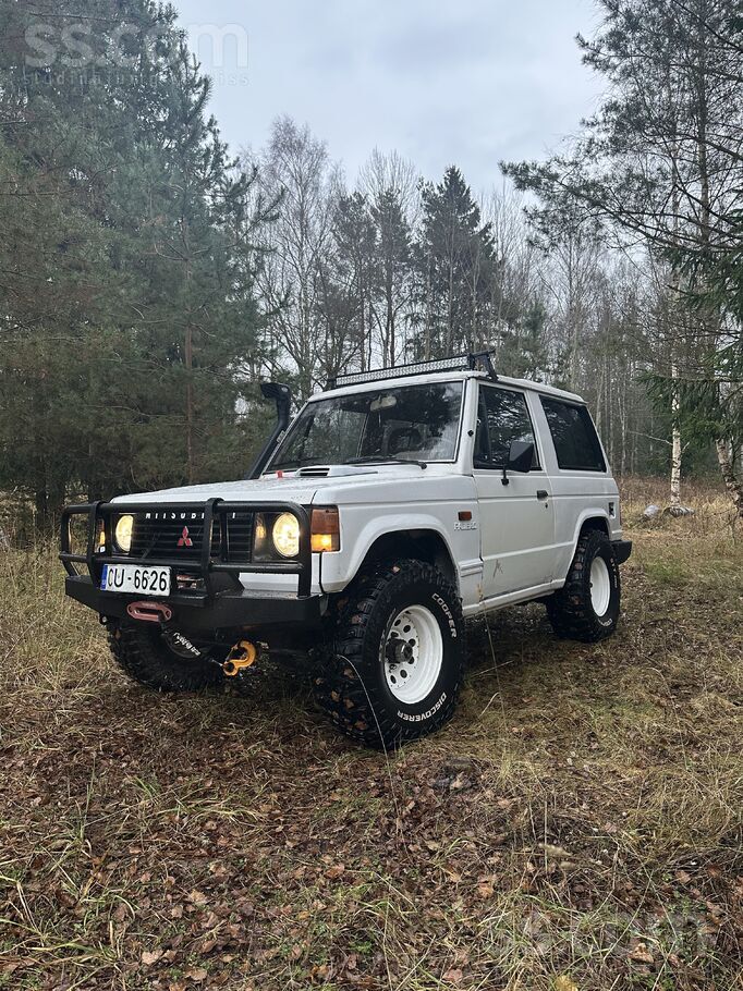 Tiek pārdots 1988.gada 1. paaudzes Mitsubishi Pajero ar 2.5 dīzeļa dzinēju.