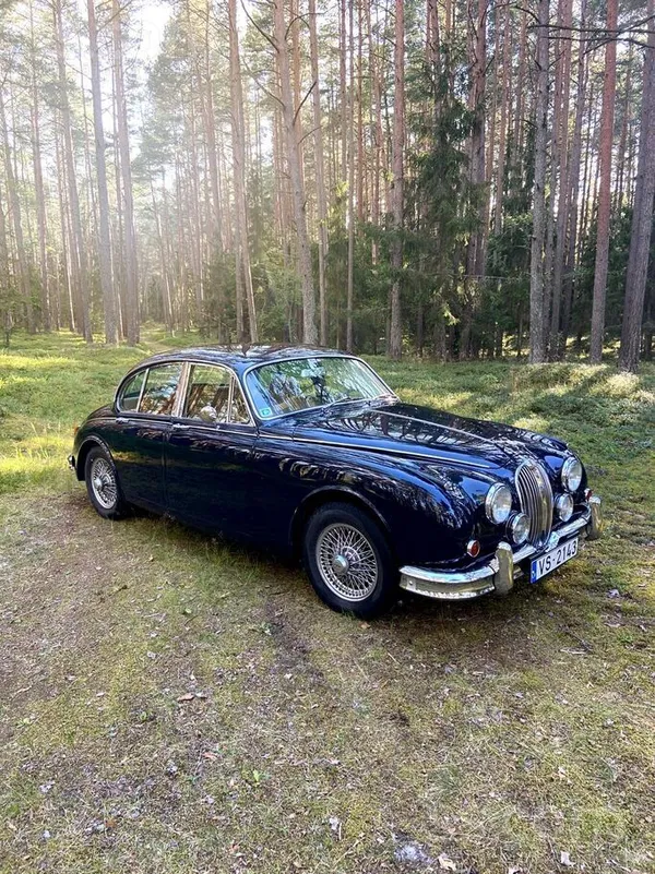 Juridiska Persona pārdod vēsturisku spēkratu Jaguar MK II. Teicamā tehniskā