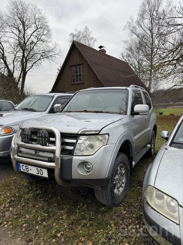 Mitsubishi Pārdodu Mitsubishi Pajero, ar motora defektu. Par 