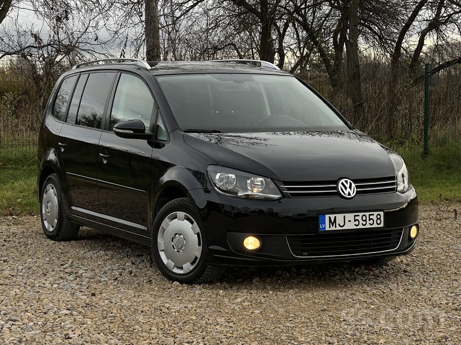Volkswagen VW Touran ar 1.6 litru dīzeļdzinēju un manuālo tra