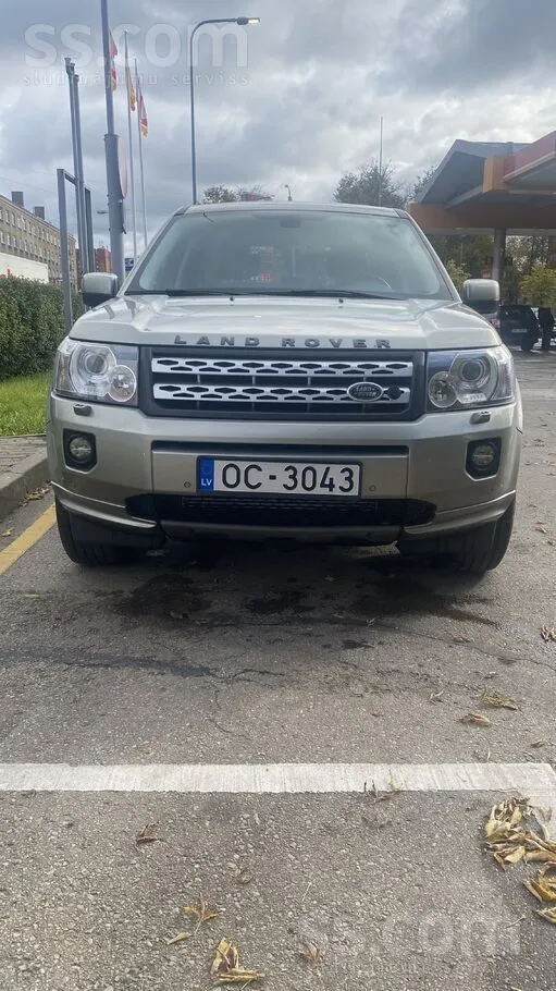 Land-rover Salos lec no pus apgrieziena. 
