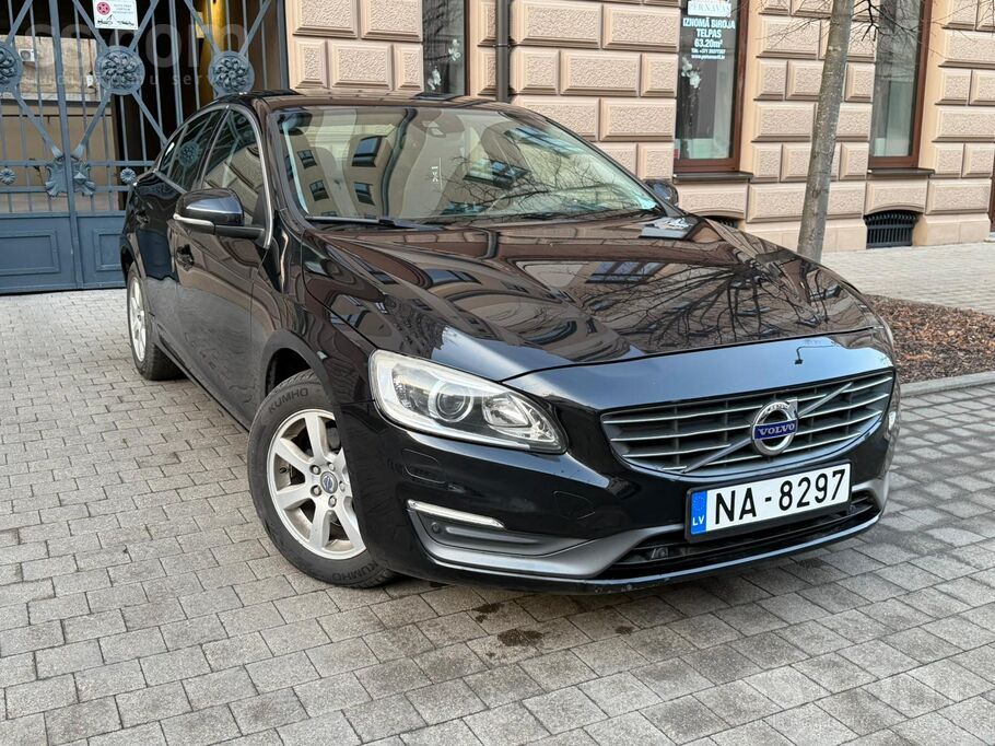 Pārdodu Volvo S60 ar 1.6 litru dīzeļdzinēju un automātisko ātrumkārbu. Auto