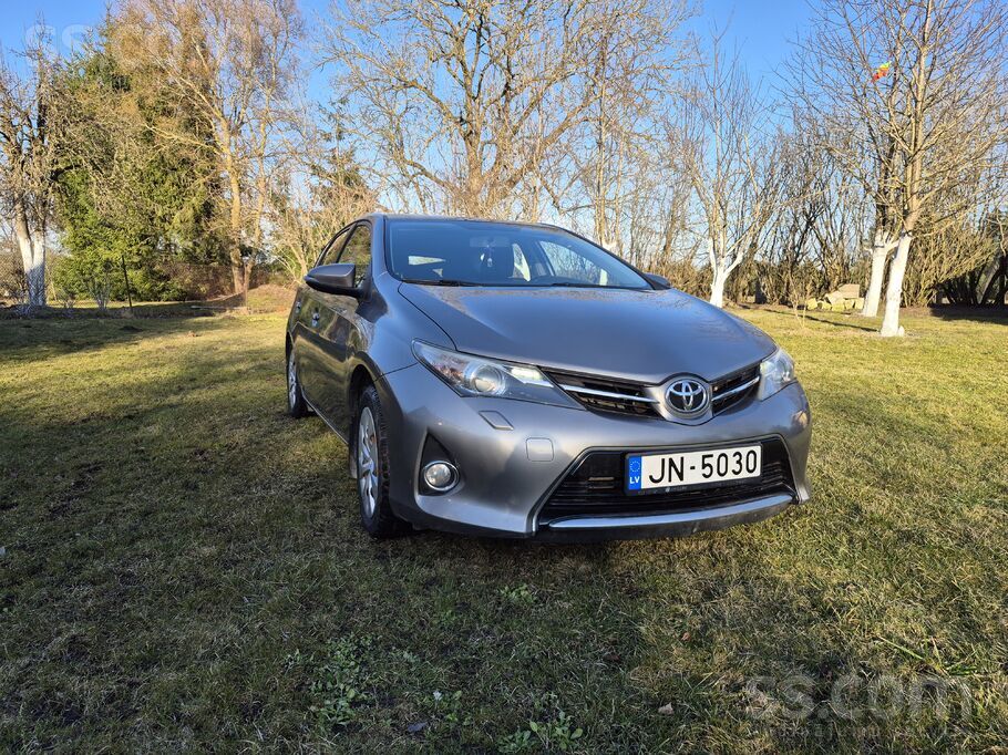 Labā tehniskā kārībā, ieguldījumus neprasa, līdzi ziemas riepas uz atsevišķi