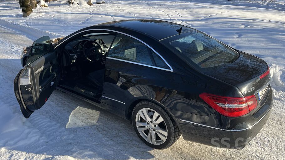 Pārdodu Mercedes Benz kupeju. Premium vissezonas riepas Pirelli un Kumho 235