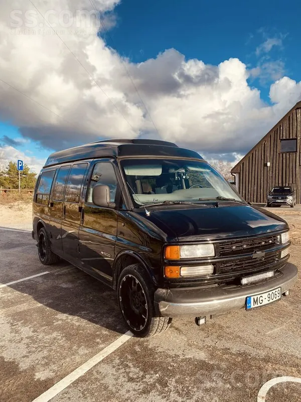 Chevrolet Pārdodu chevrolet express 5.7 L bez defektiem .Sal