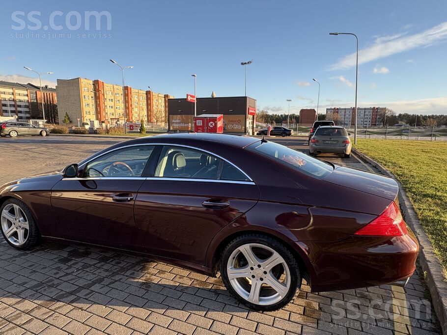 Automašīna labā stāvoklī. Jaunas ziemas riepas, nomainītas visas bukses un n