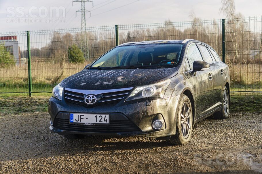 Toyota Toyota Avensis ar 1.8 litru benzīndzinēju un autom