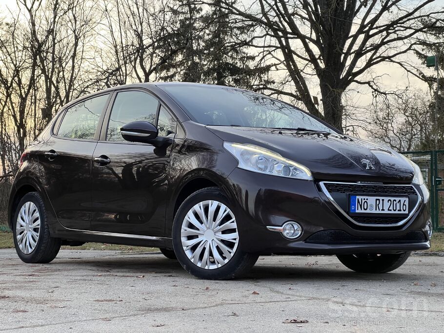 Peugeot 208 1.2/60kw/80zs.
Skaistā tumši brūnas metālikas krāsā.
Pirmā r