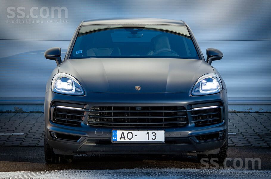 Porsche Cayenne Coupe Hybrid Sport Chrono
- Deep Black Metallic krāsa