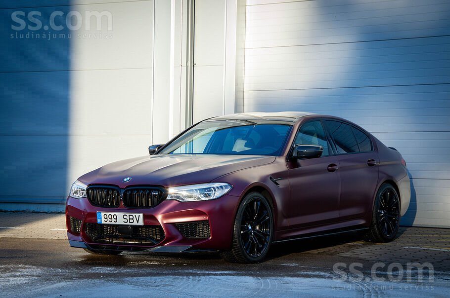 BMW M5 F90 First Edition Individual
- Frozen Dark Red Metallic krāsa
-