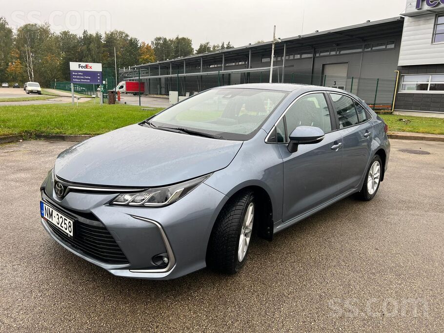 Pārdod Toyota Corolla Active Sedan ar 1.5 l benzīna dzinēju un automātisko p
