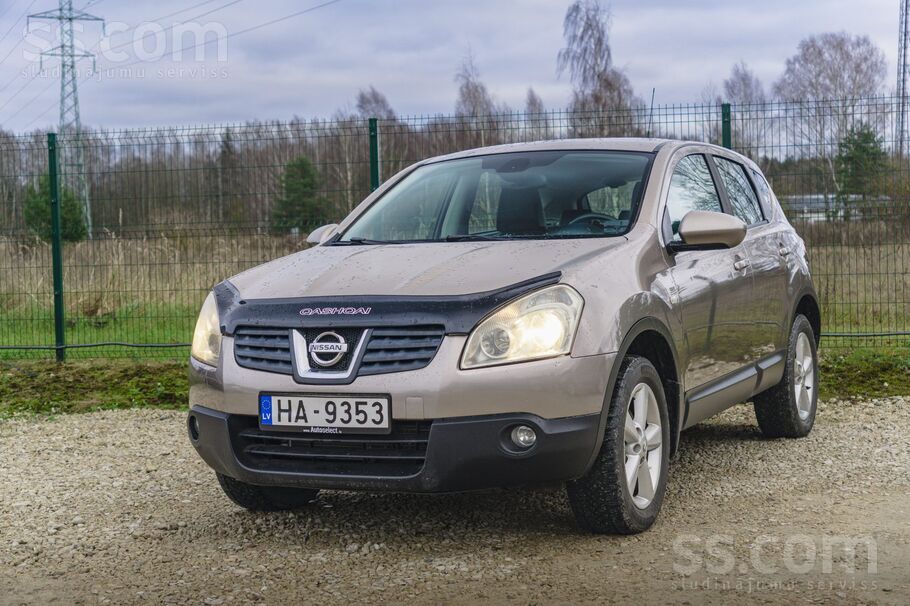Nissan Qashqai ar 2.0 litru benzīn/gāzes dzinēju un automātisko transmisiju.
