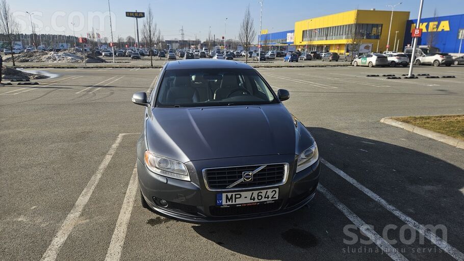 Volvo Instalēta latviešu valoda. Uzlikta priekšējo luktu