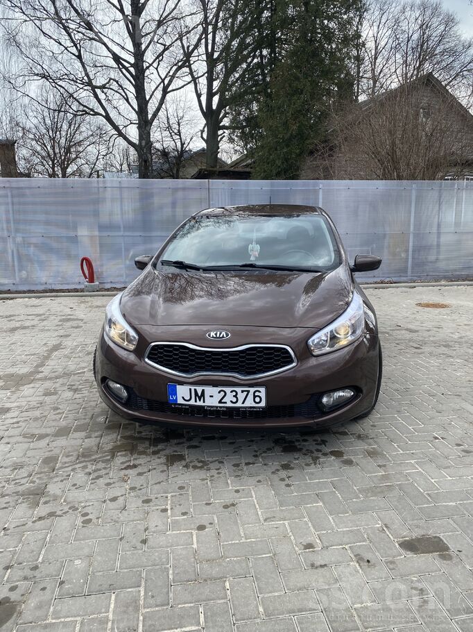 Jauna TA, ceļa nodoklis par šo gadu nomaksāts. Īpašniece pārdod auto, ko vai