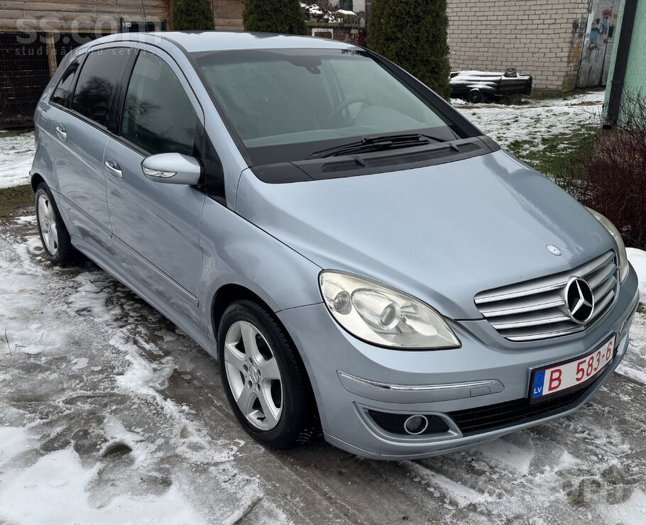 Mercedes-Benz B180