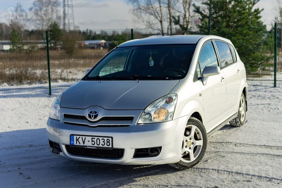 Toyota Toyota Corolla Verso ar 2.2 litru dīzeļdzinēju un 