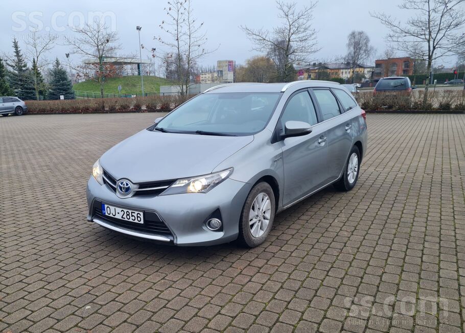 Toyota Skaists auto tiko ievests no Ārzemēm. Toyota auris