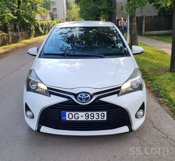 Toyota Skaists auto tiko ievests. Toyota Yaris Hybrid 1, 