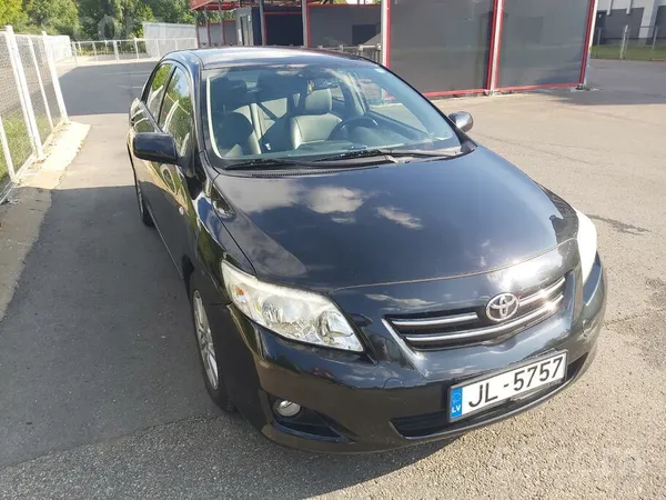 Toyota Pārdod Toyota Corolla (1.4 D-4D, 66 kW / 90 Zs).