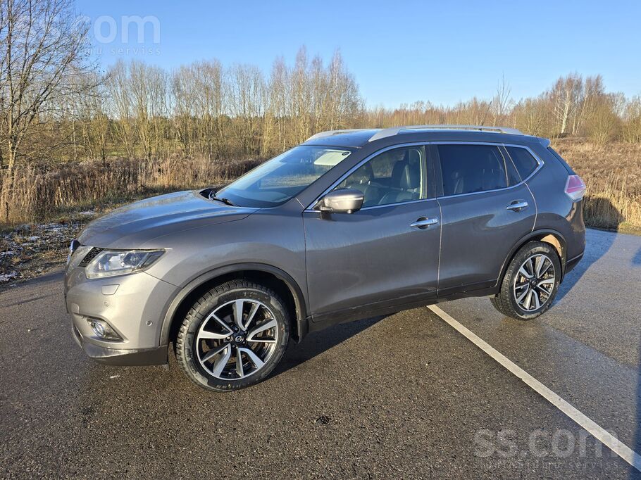 Uz tirdziņu ļoti labā stāvoklī Nissan X-Trail apvidus automašīna ar patiesu