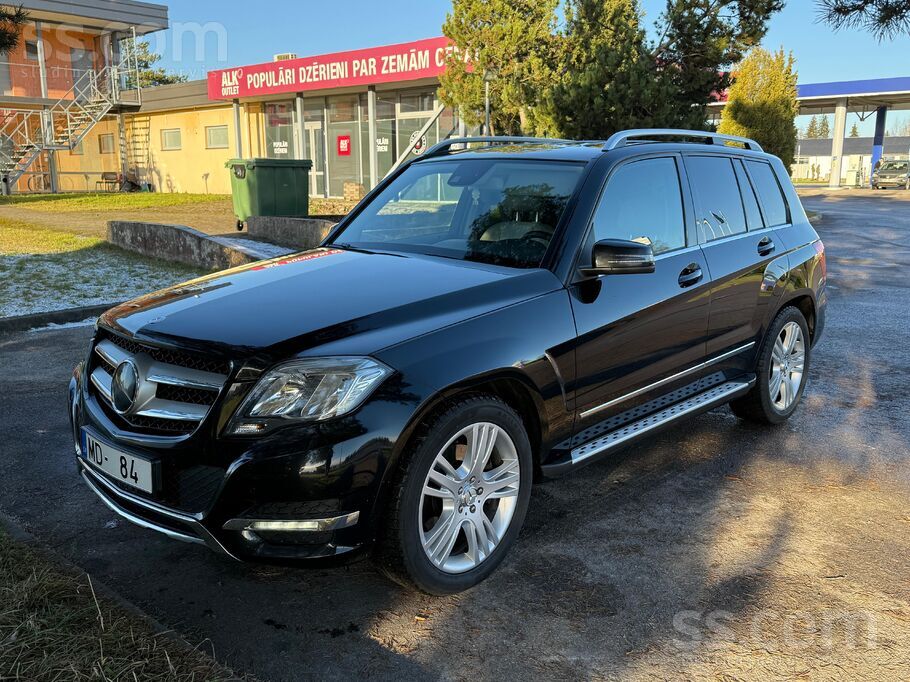 Skaists, melns apvidus auto ar gaiši pelēku, gandrīz baltu ādas salonu. Vasa