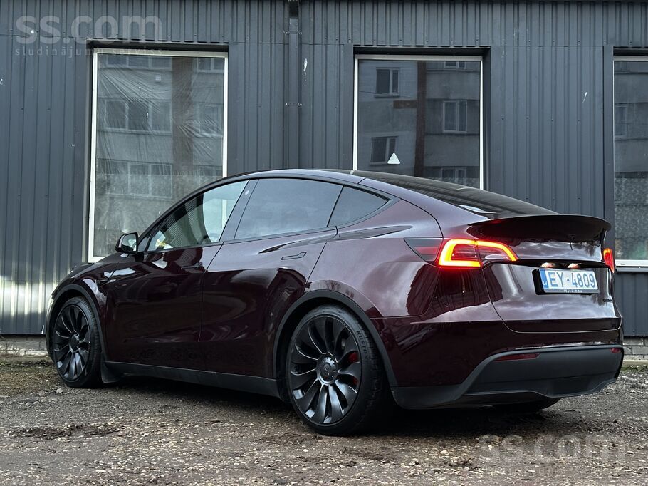 Pārdodu savu Tesla Model Y Performance 2023. gada izlaiduma ar īpašu komplektāciju u