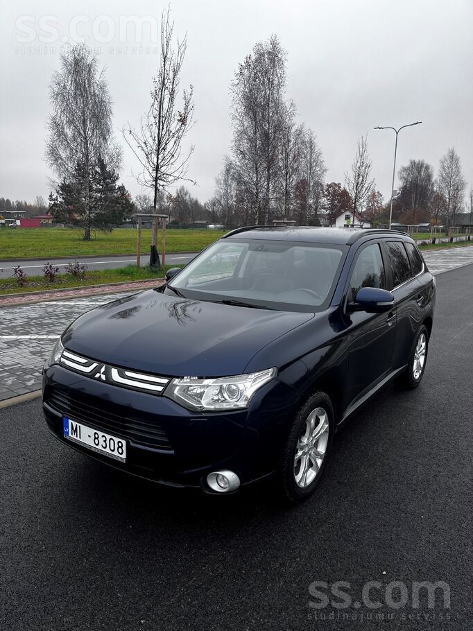 Mitsubishi Outlander 2.2 Di-D 4Wd 110 kW 2013. gads ar sekojošu aprīkojumu: