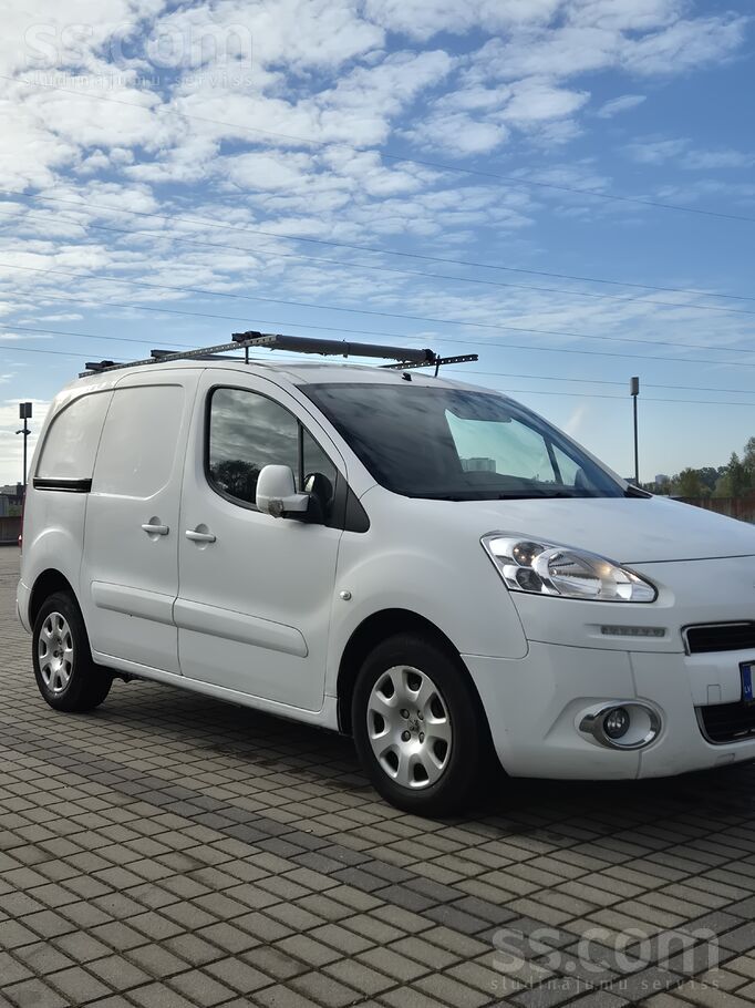 Labdien, pārdošanā ir brīnišķīga automašīna. Viss darbojas. Tai ir elektrisk