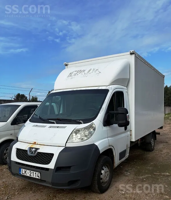 Peugeot Pārdod Peugeot Boxer kravas kasti ar liftu, 2012. 