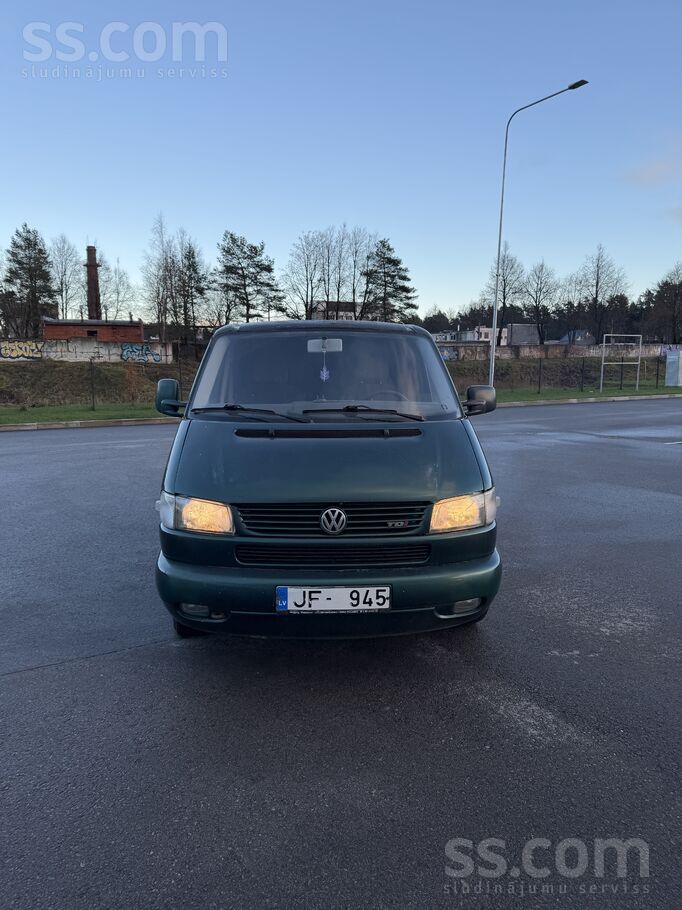 Labs multivan busiņš pārlasītas un saliktas jaunas pakaļējās bremzes. Vizuāl