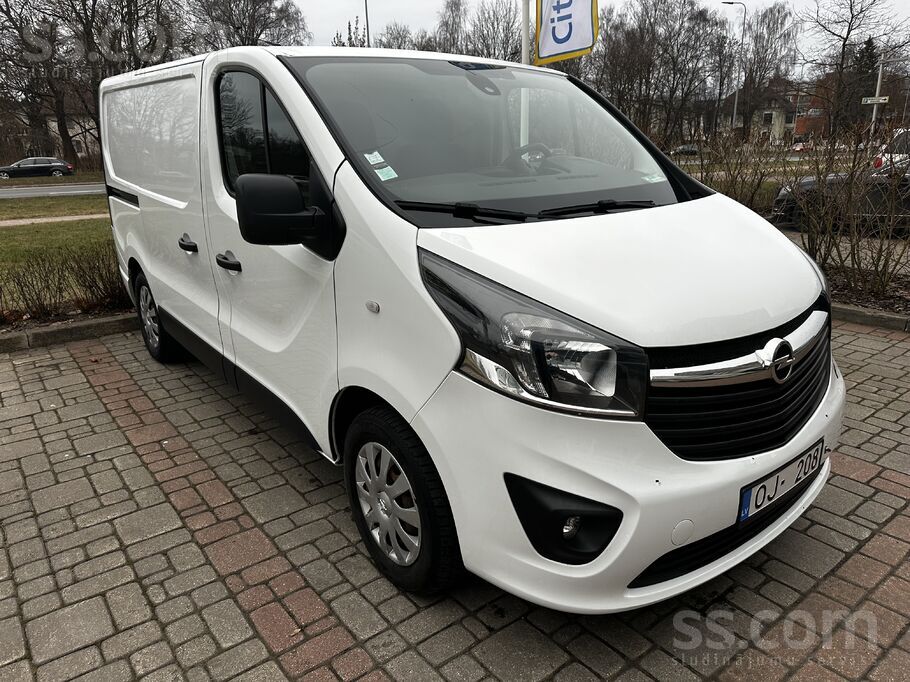 Opel Vivaro. Полная масса 2820 кг, виньетка не нужна. Практически на полной