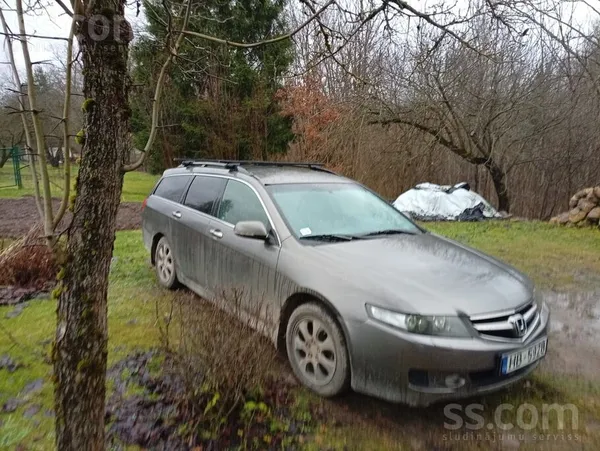 Pārdodu automašīnu rezerves daļām, ejošu, bet krietni parūsējušu. Var arī at