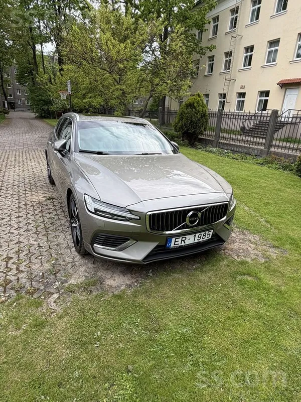 Volvo Pārdodu Volvo v60, plugin T8-392z/s. Mainīta zobsi
