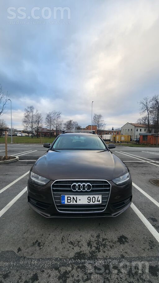 Auto labà tehniskà stàvoklì. Pirms 10K mainìtas motora siksnas. Komplektà pà