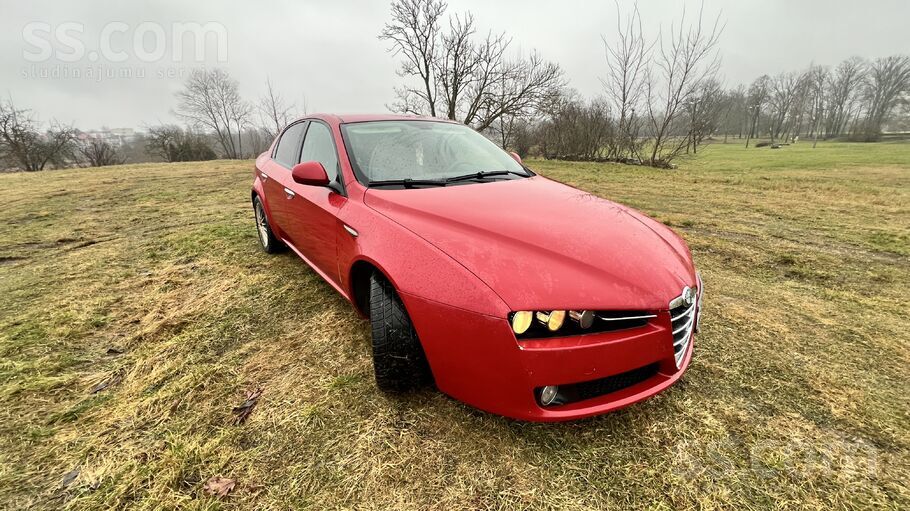 Alfa-romeo В хорошем состоянии, есть визуальные дефекты. Поме