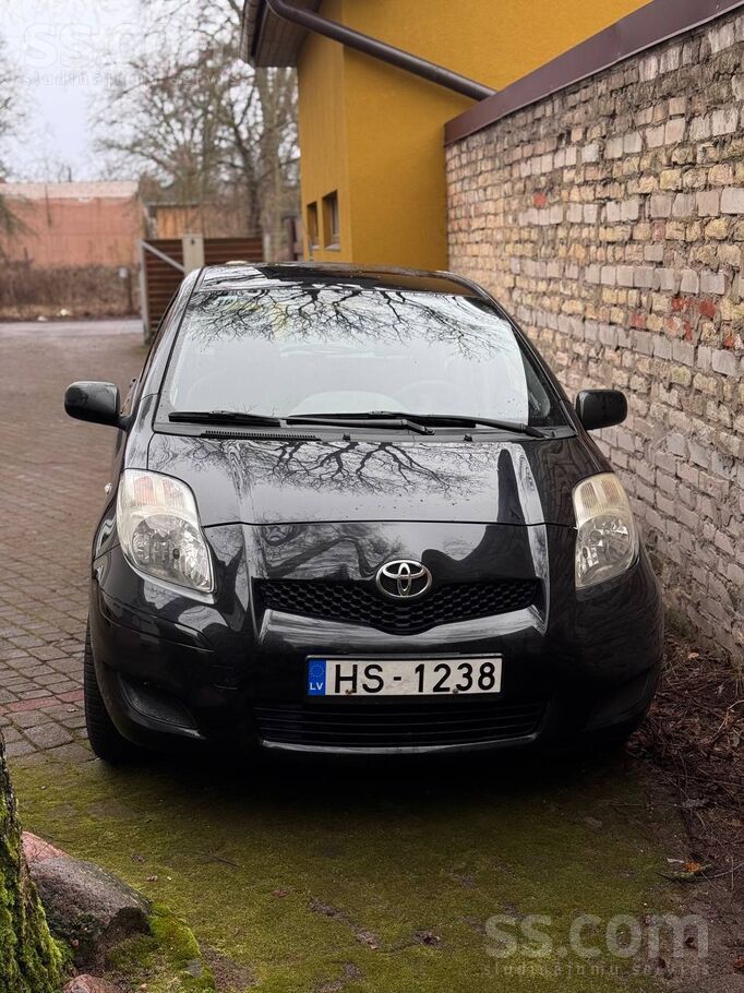 Продаю надёжную и очень экономичную Toyota Yaris 2010 года с пробегом всего