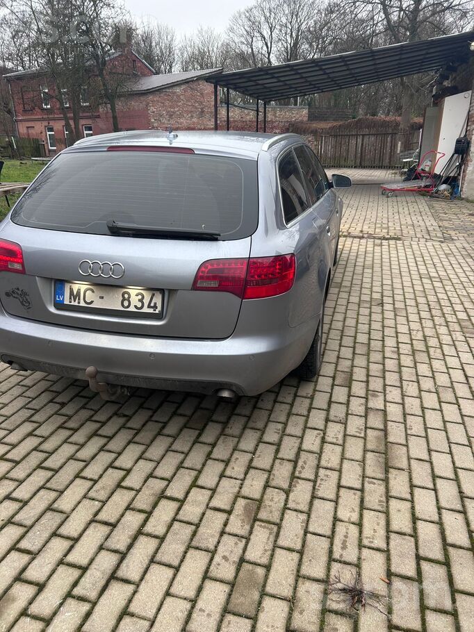 Audi Mašīna ir labā stāvoklī tika mainītas bremžu kluči