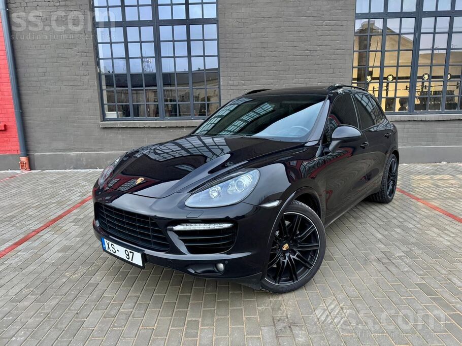 Porsche Cayenne Turbo 500zs/368kw. 
4.8L benzīna dzinējs un 8-pakāpju autom