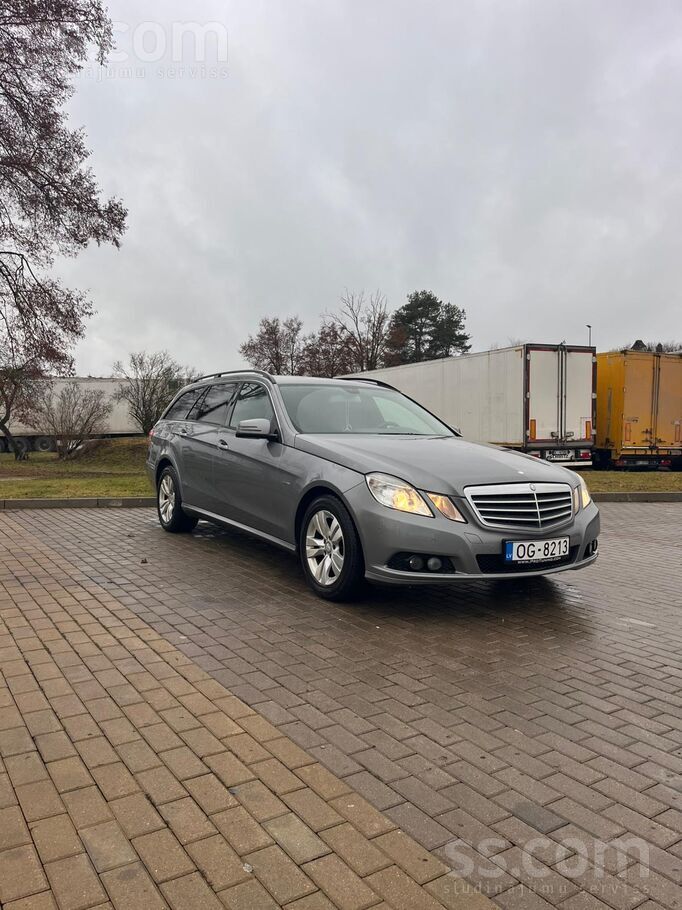 Pārdodu Mercedes Benz E200. 2012 gada, ar manuālo ātrumkārbu.
Elegance, ko