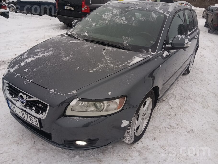 Volvo Mašīna labā stāvoklī ar tikko izietu jauno skati l