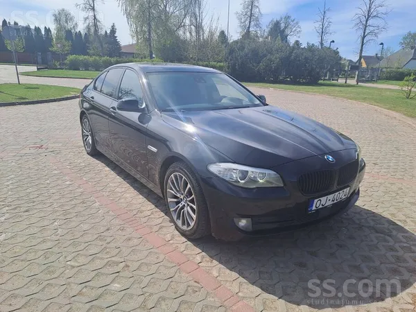 BMW Pardodu BMW F10 530D ir elekro āķis, parkošanās se