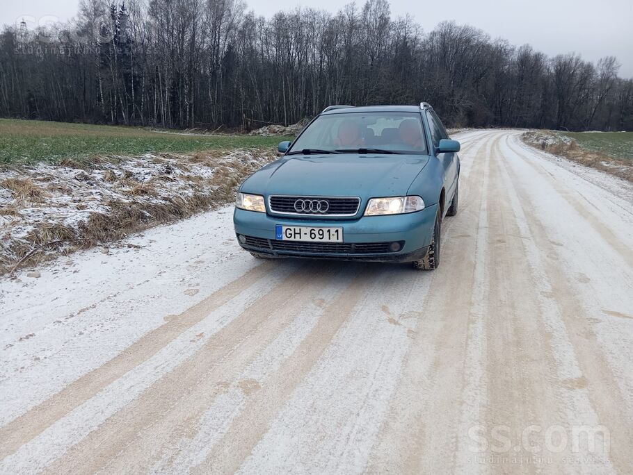 Audi Pardod Audi A4B5 ar vizuāliem defektiem, kuri brau