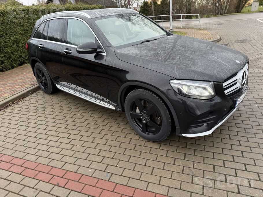 Uzņēmums pārdod Mercedes Benz Glc 4Matic ar Amg eksterjera pakotni.
- Ja