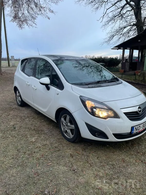 Opel Tiek pārdots kopts un uzturēts ģimenes auto. Labā 