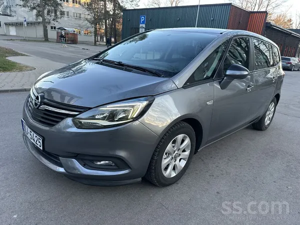 Opel Adas salons