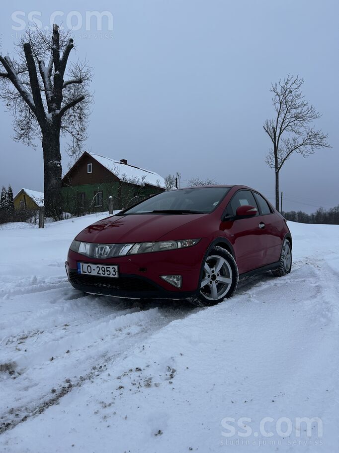 Honda Pārdodu Honda Civic. Brauca sieviete.
