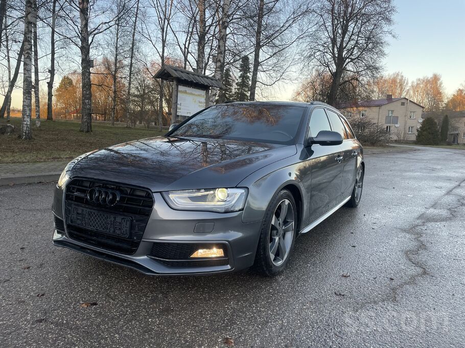 Audi Skaists S line Audi ar melnajiem griestiem un salo